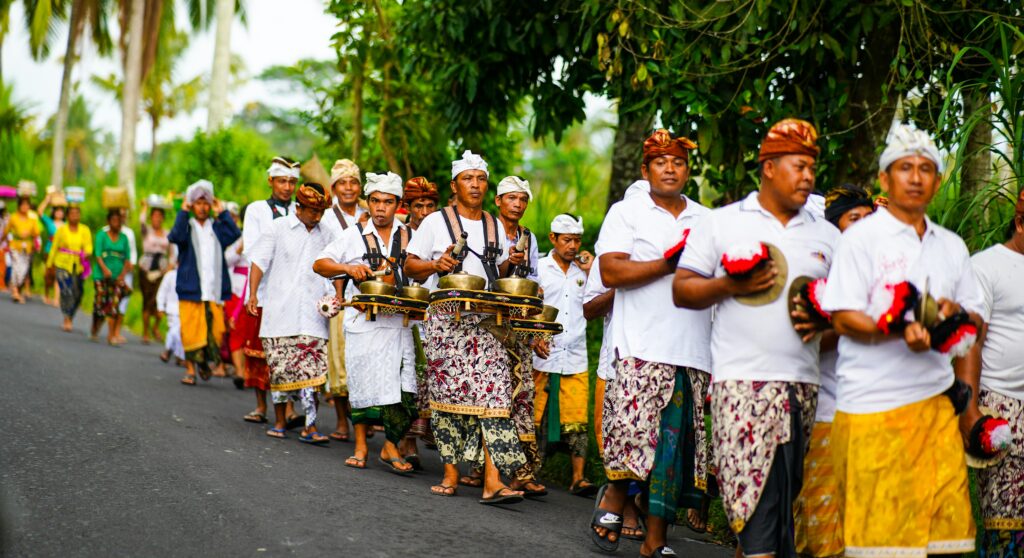 Penelitian etnografi meneliti budaya dan komunitasnya.