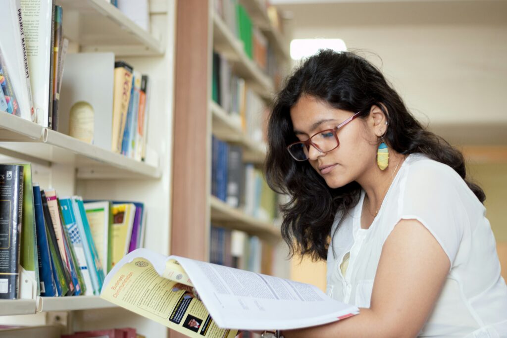 Mahasiswa maupun pelajar menggunakan buku ajar sebagai acuan pembelajaran.